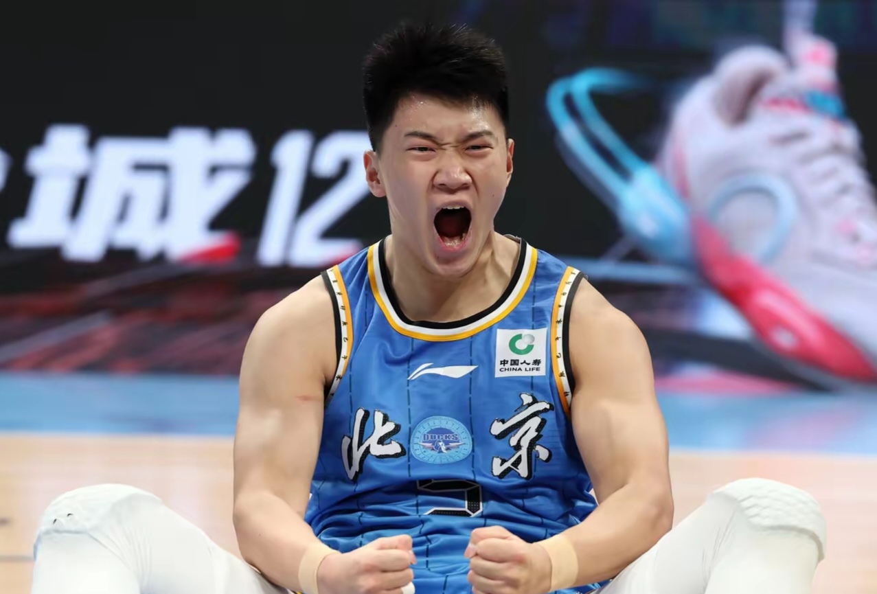 山西男篮全队配合精准，力压对手夺魁，稳坐榜首
