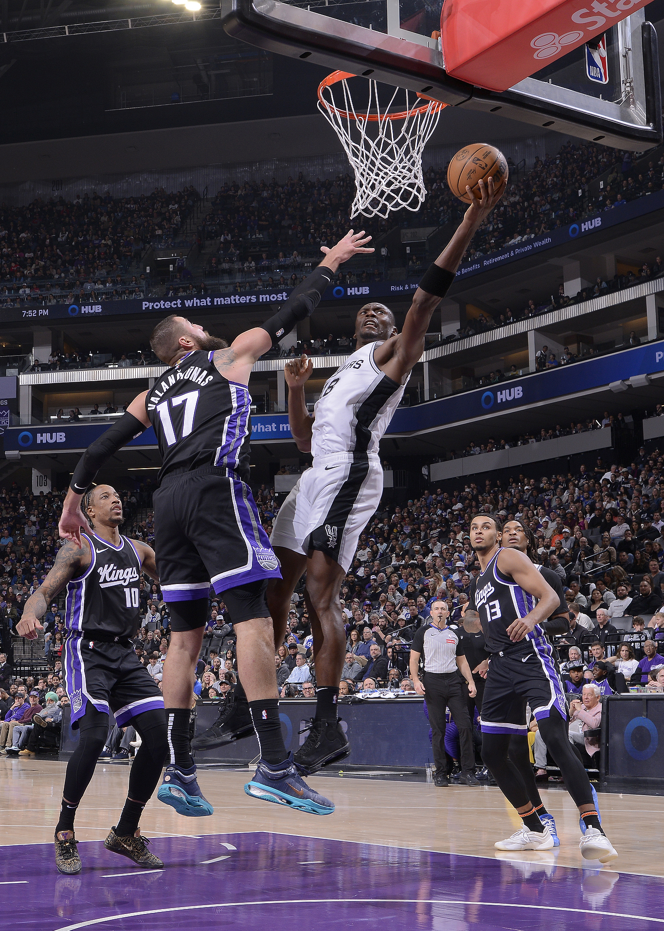 爵士客场大胜马刺,迈向胜利 爵士客场大胜马刺,迈向胜利