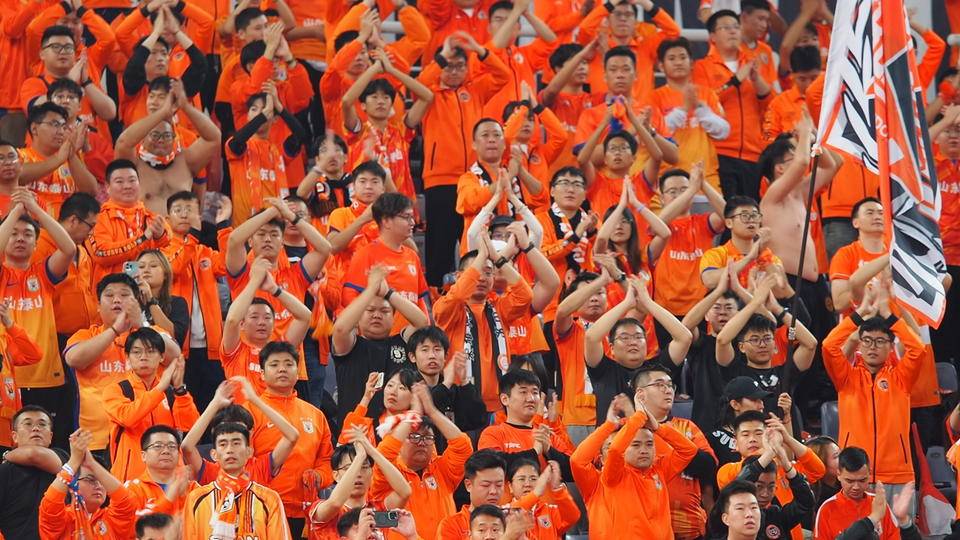 足球赛事引爆热情,球迷欢呼雀跃 足球赛事引爆热情,球迷欢呼雀跃