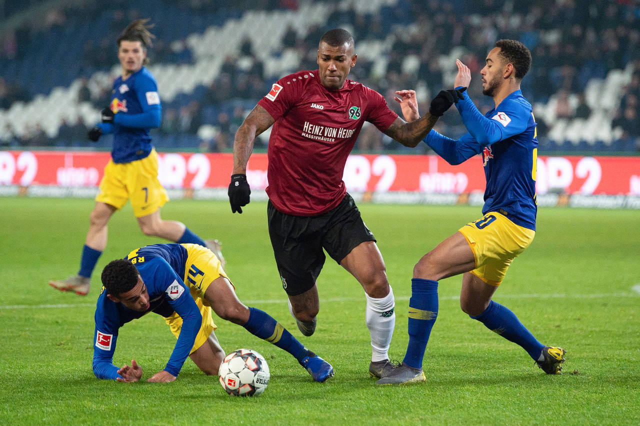 汉诺威96球员击败对手,展现实力 汉诺威96球员击败对手,展现实力