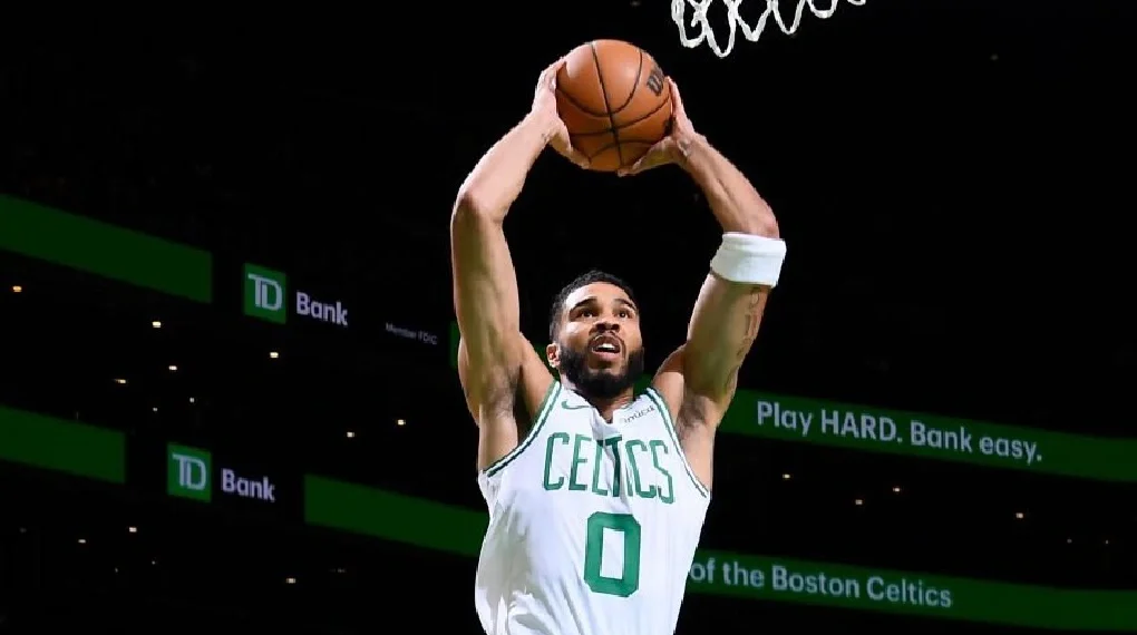 凯尔特人客场逆转公牛，浓眉高效得分的简单介绍