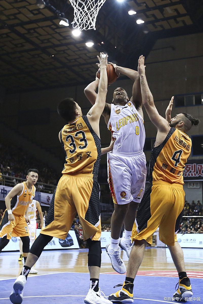 骑士队客场击败马刺队