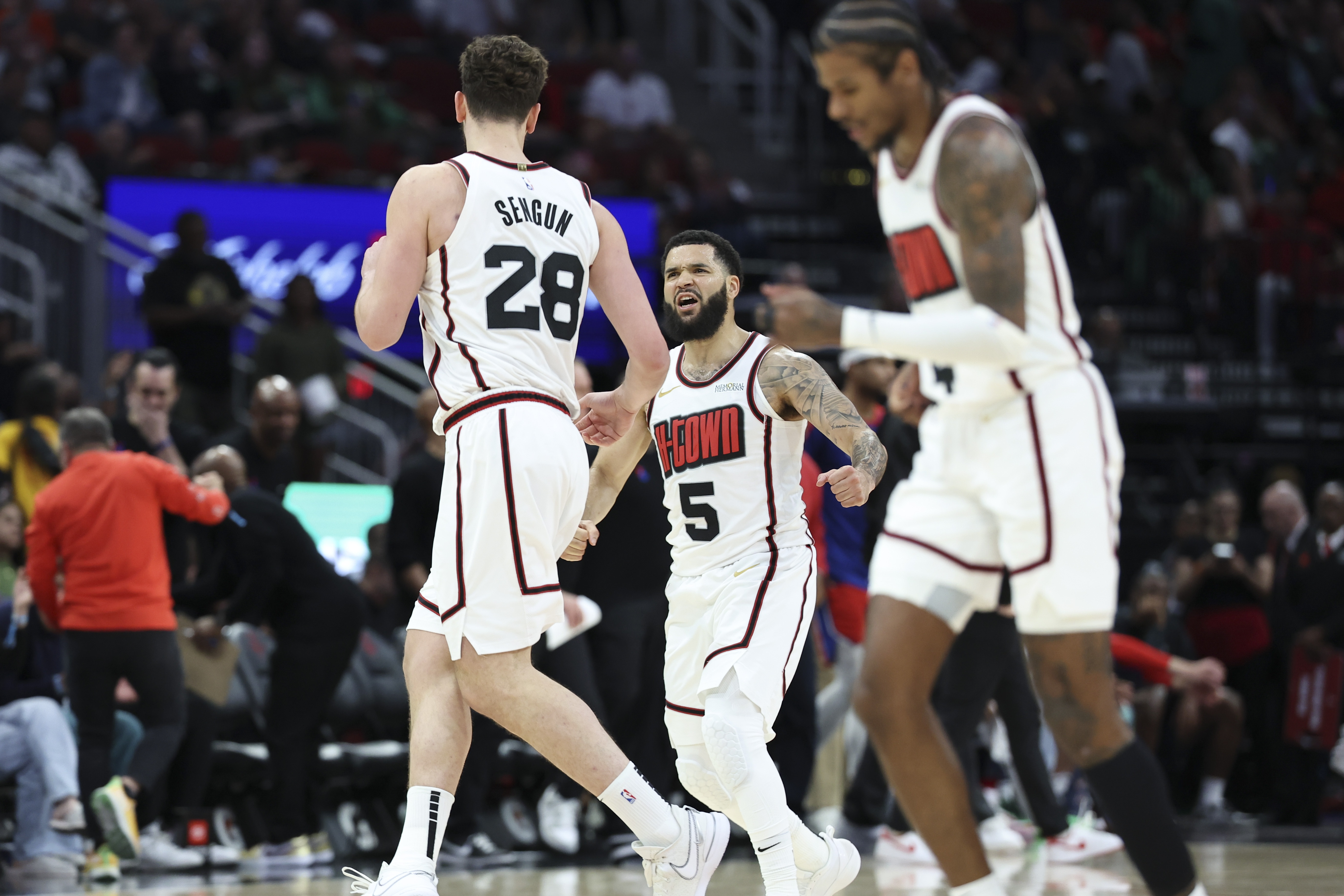 雄火箭克战胜掘金,取得连胜 雄火箭克战胜掘金,取得连胜