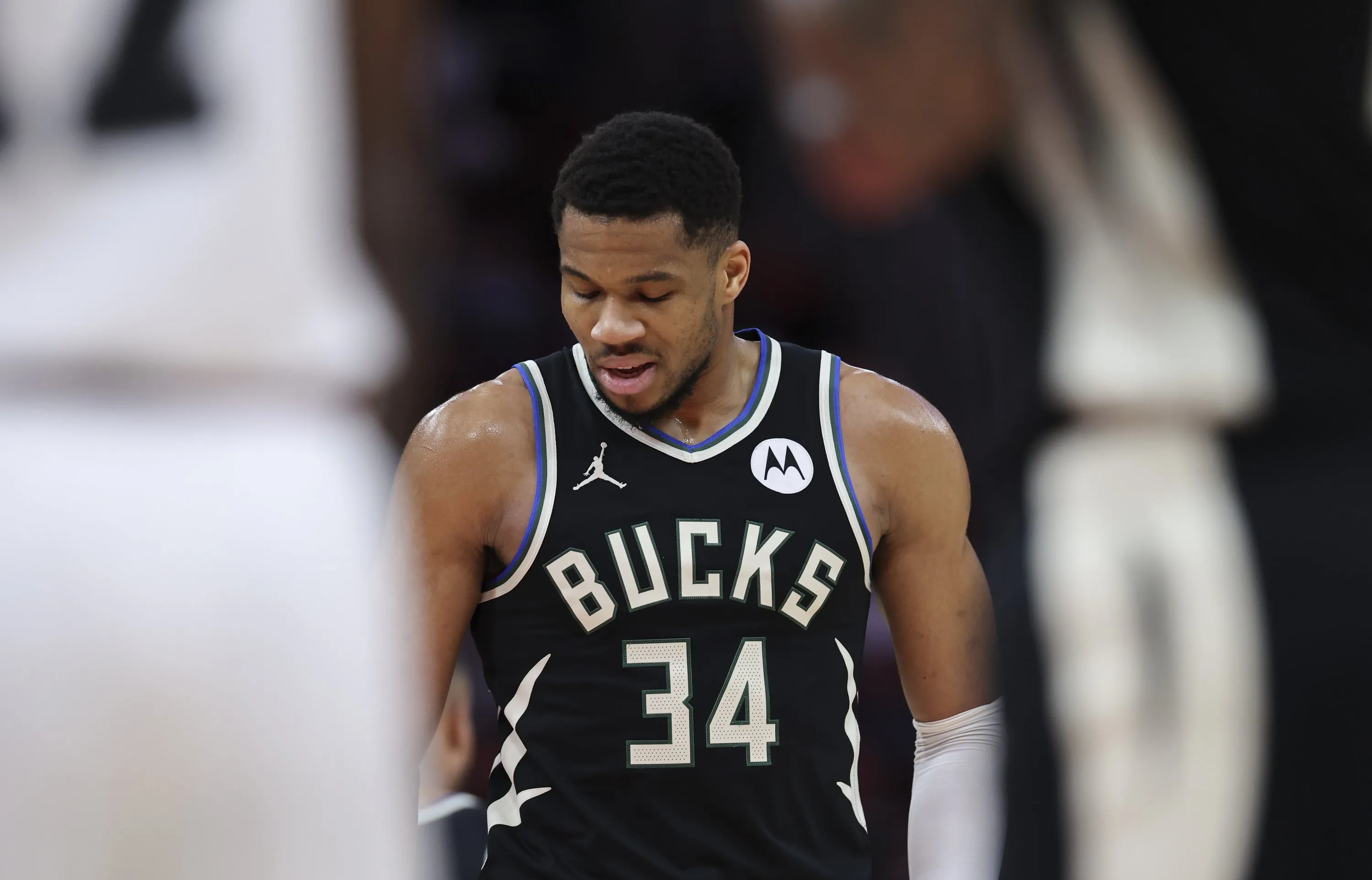 雄鹿胜开拓者,继续保持不败 雄鹿胜开拓者,继续保持不败