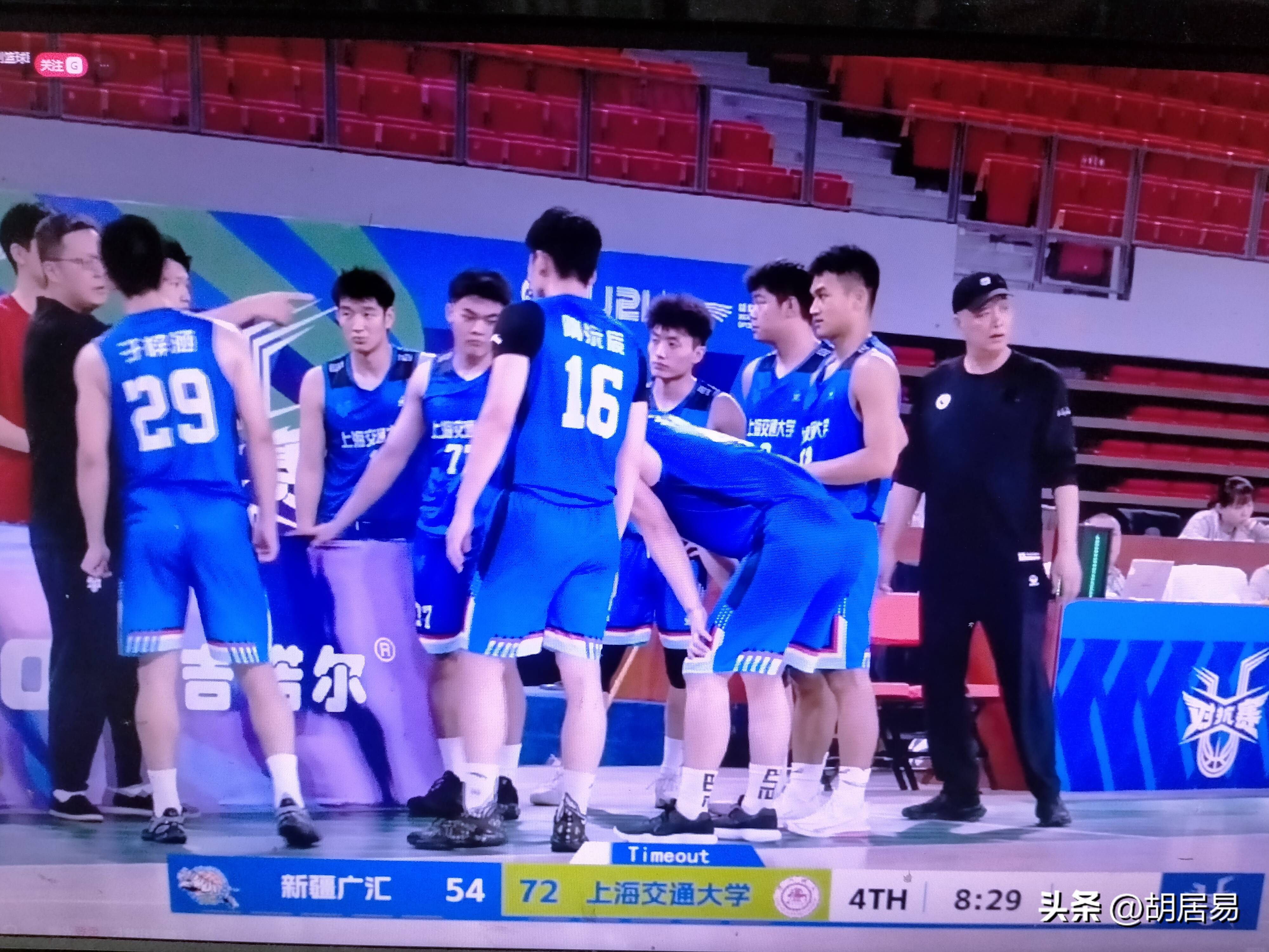 新疆男篮在比赛中展现出强大的快攻战术,赢得胜利 新疆男篮在比赛中展现出强大的快攻战术,赢得胜利