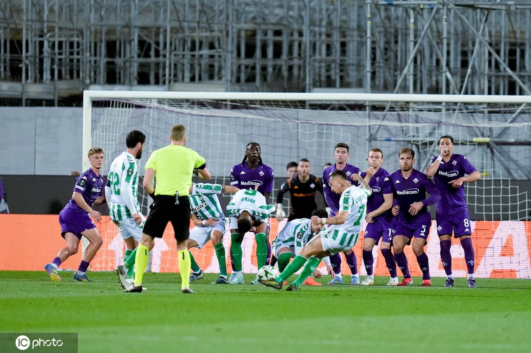 贝蒂斯豪取关键三分，靠前晋级的简单介绍