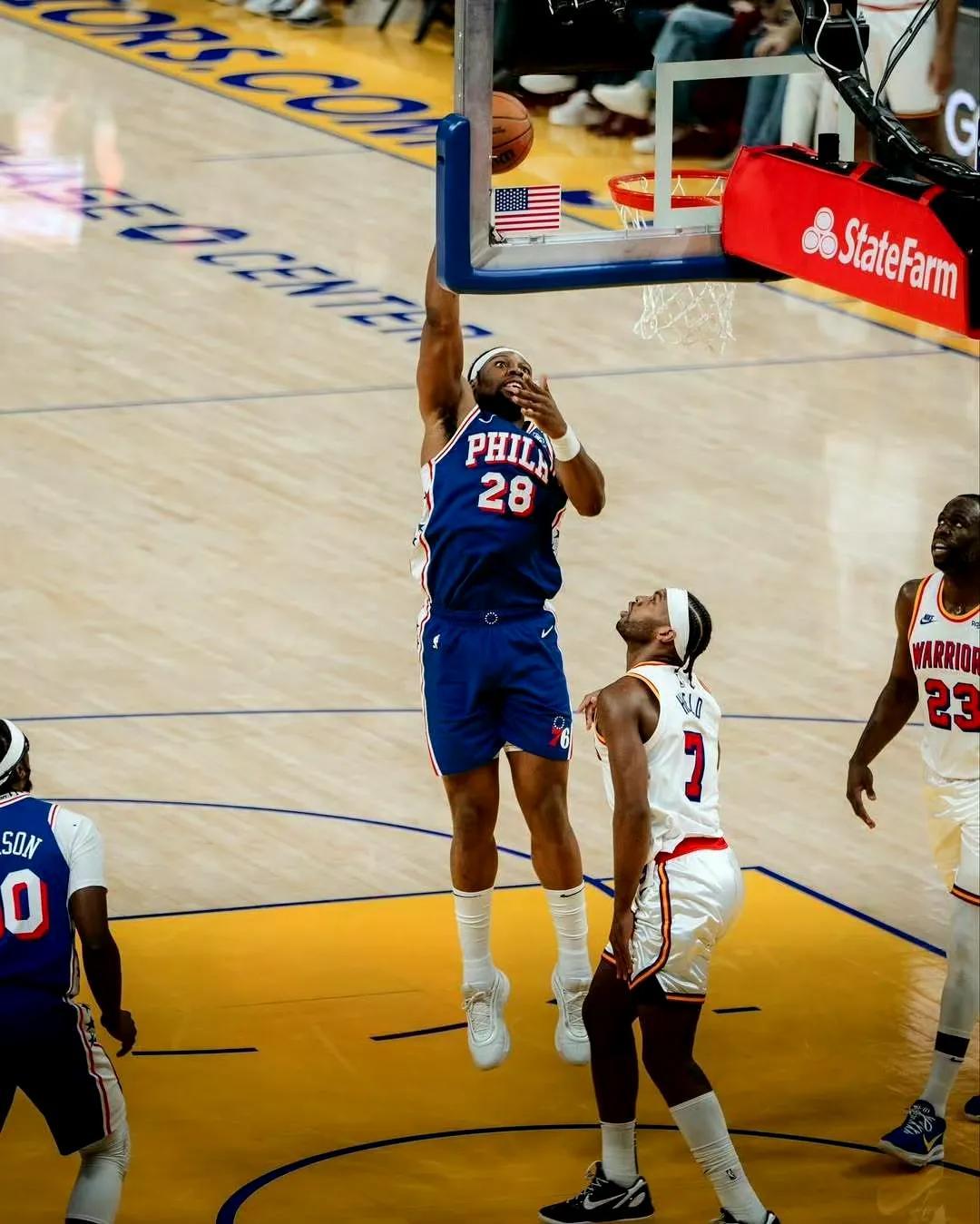 燃烧战火!球员场上拼尽全力 燃烧战火!球员场上拼尽全力