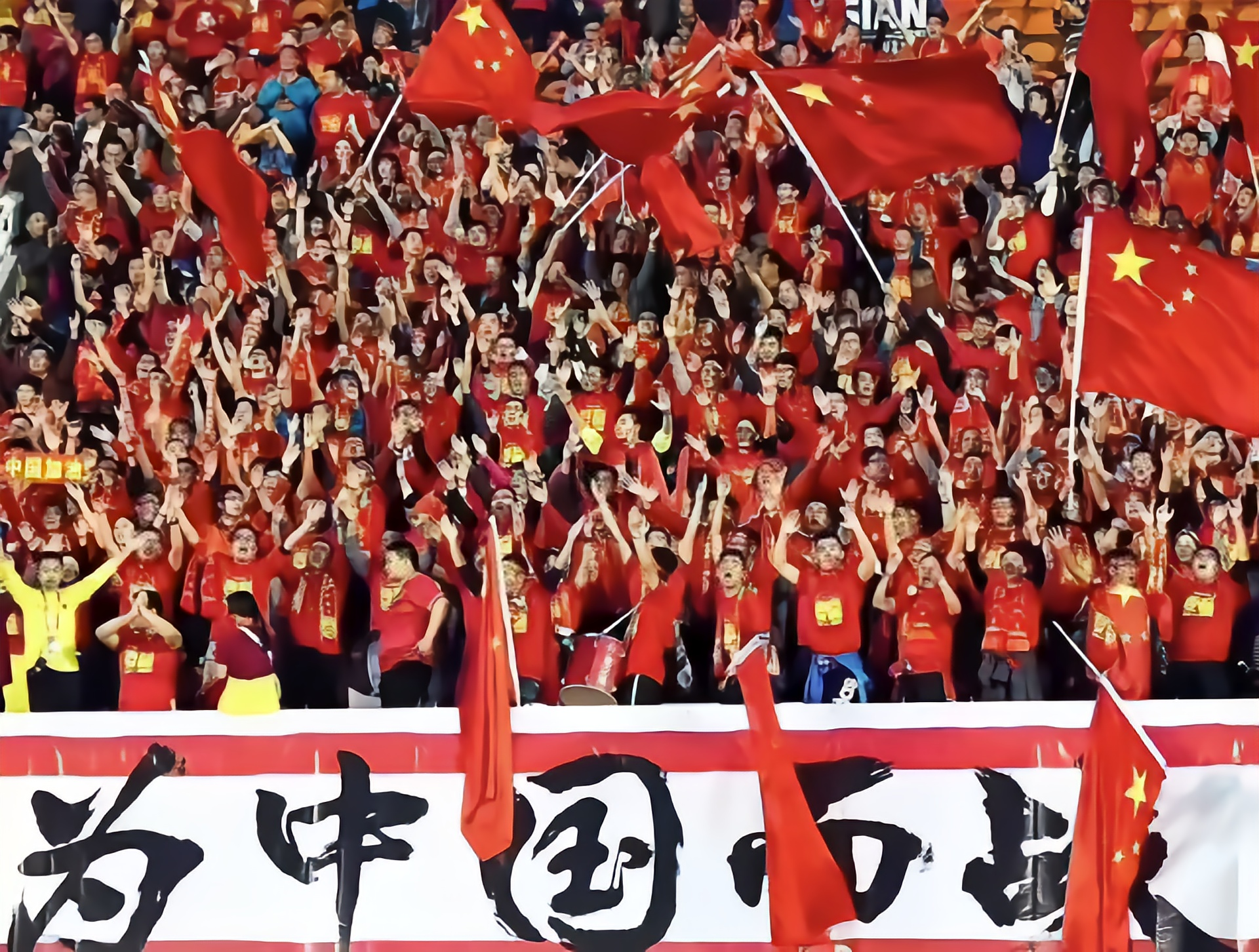 燃烧战火!球员场上拼尽全力 燃烧战火!球员场上拼尽全力