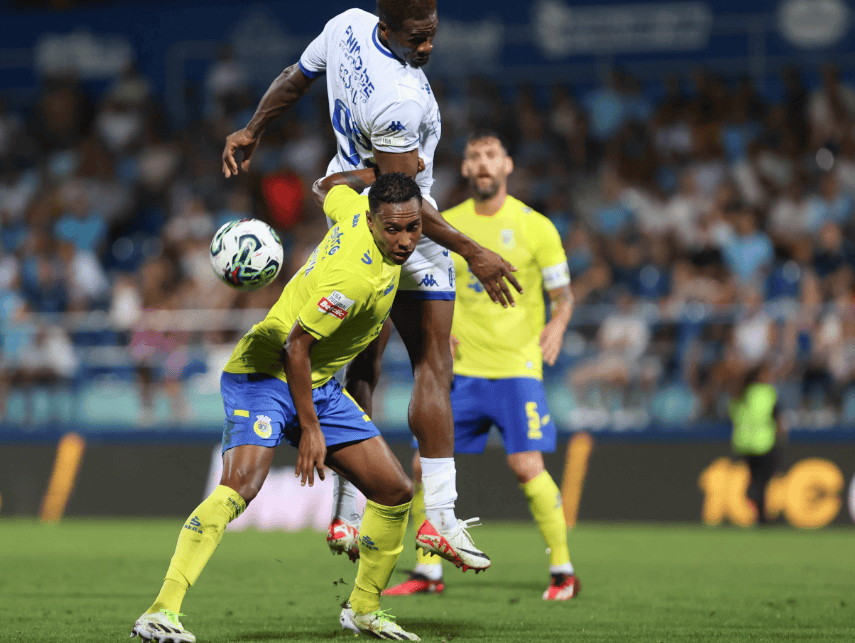 双方球队激烈对抗，胜负悬念备受期待