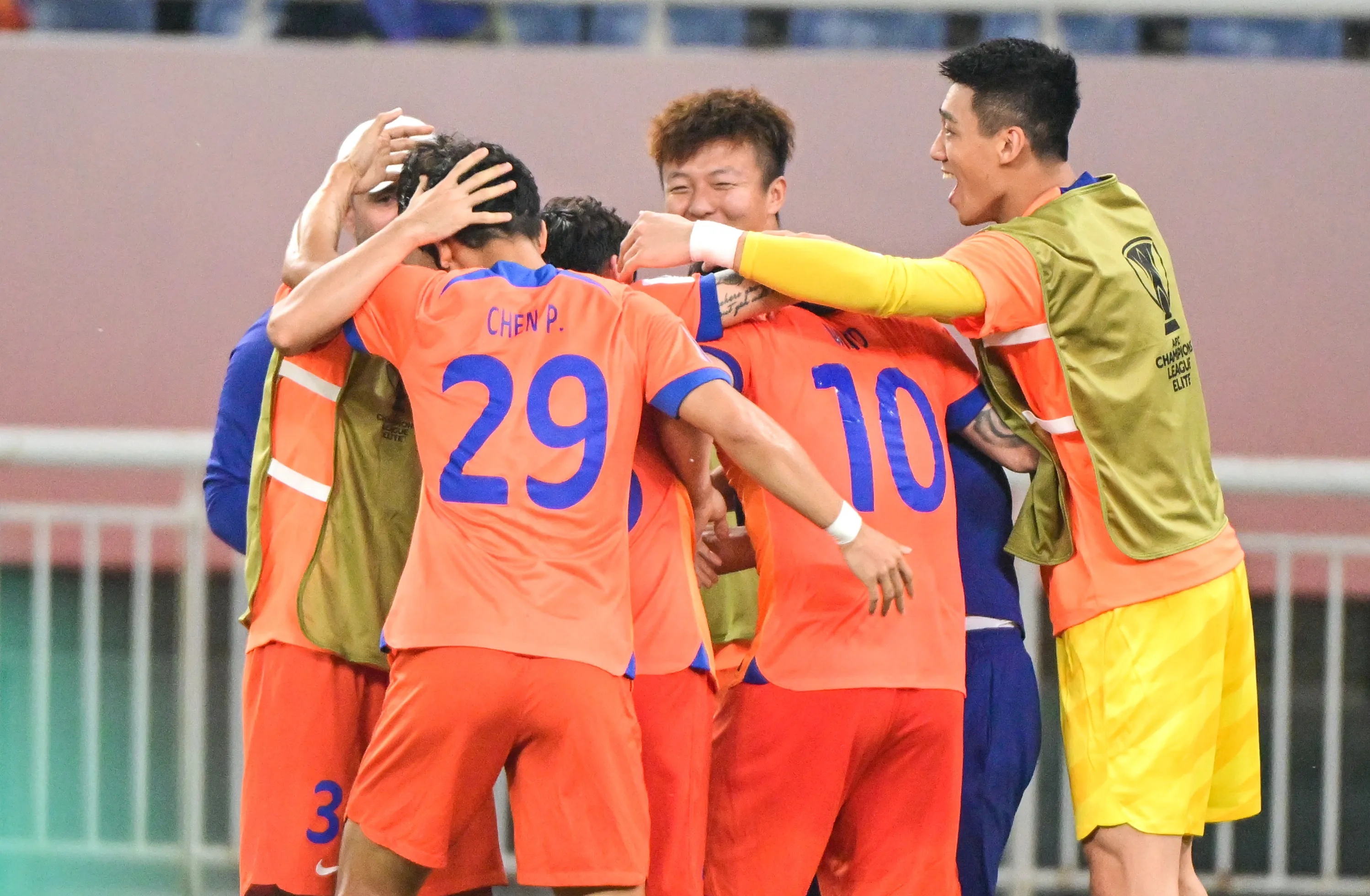 足球职业比赛频繁上演,球队实力强弱对比 足球职业比赛频繁上演,球队实力强弱对比