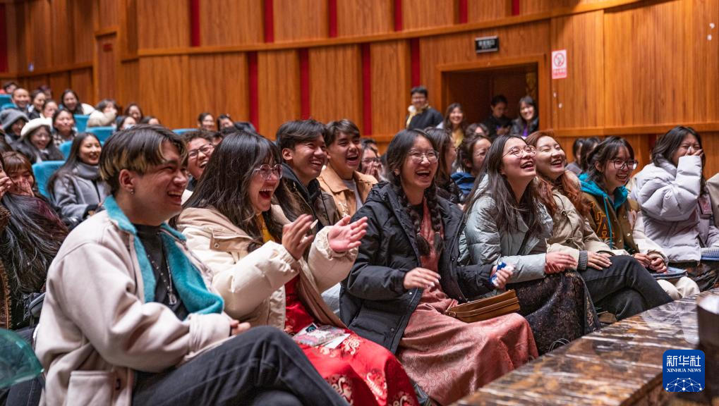 台上精彩！场下观众尽情欢呼助威