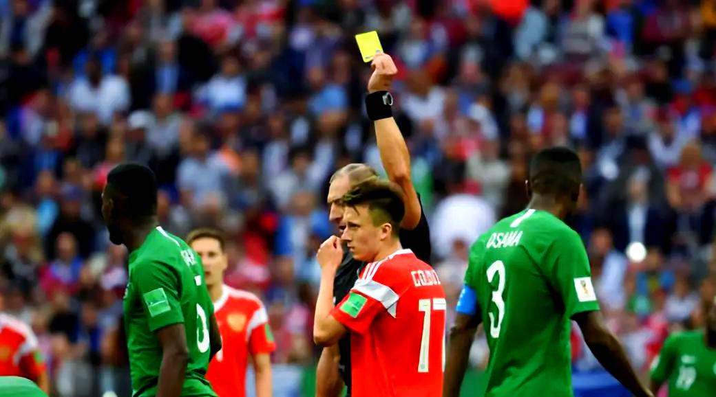 犯规严重,多名球员吃到黄牌警告 犯规严重,多名球员吃到黄牌警告