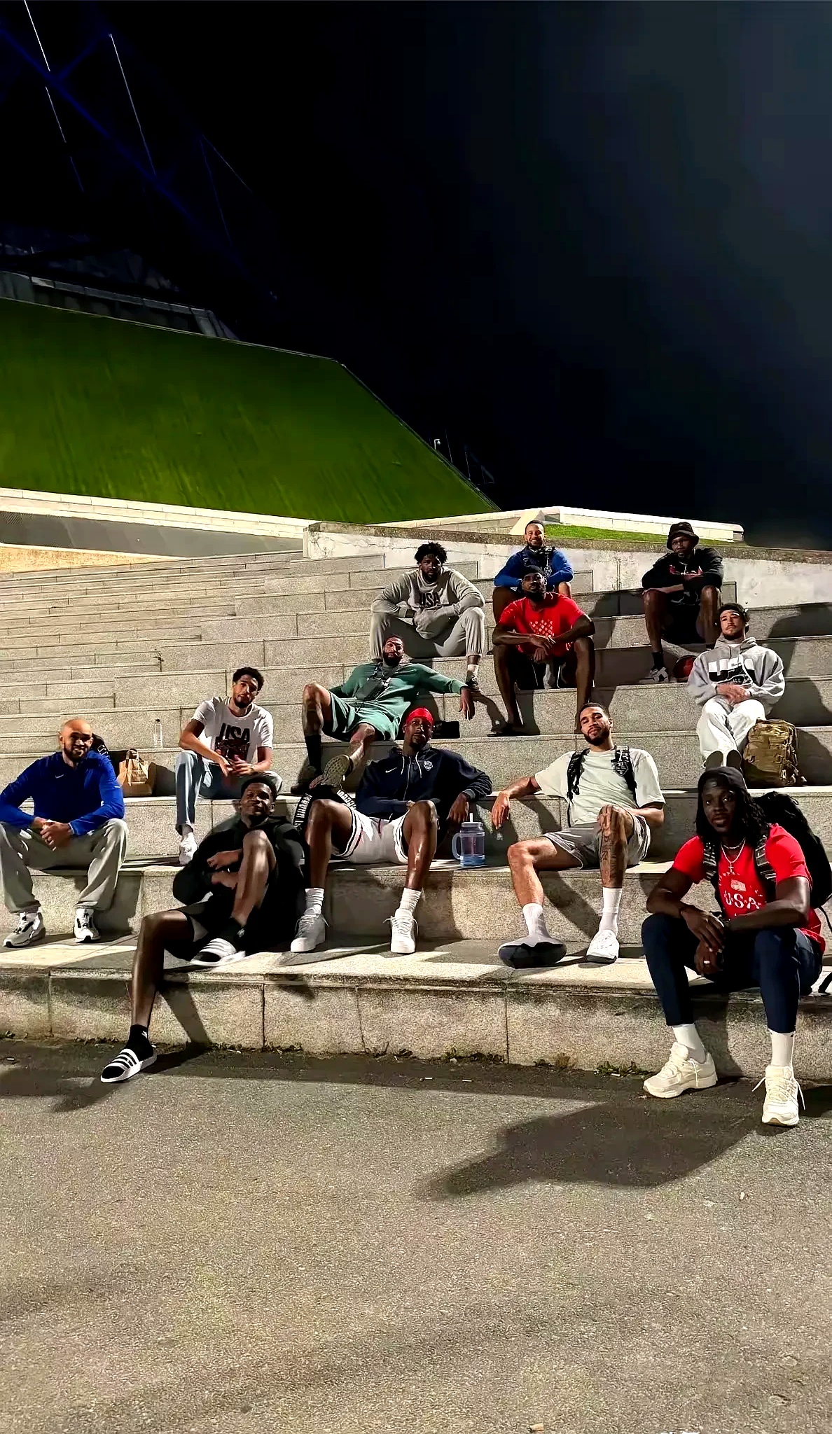 德国队在比赛中惊险获胜，球迷狂欢不已的简单介绍